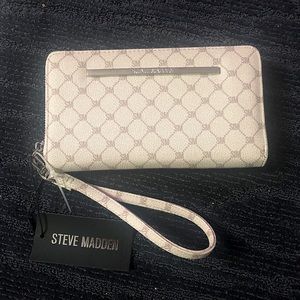 Steve Madden cream wristlet NWT